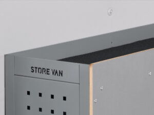 Top tray with non-slip mat